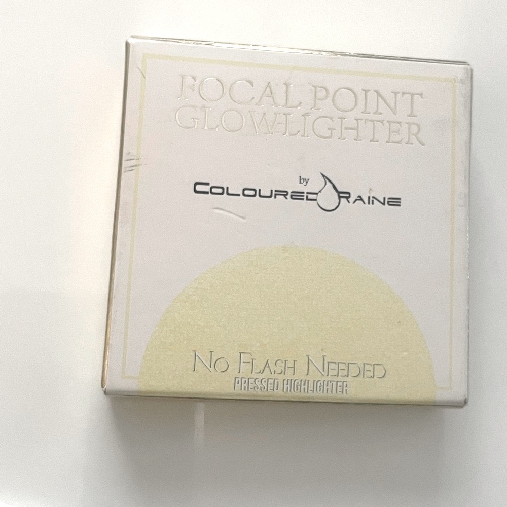 Coloured Raine Focal Point Glowlighter ‘No Flash Needed’ Pressed Highlighter - Picture 5 of 9